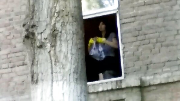 เลสเบี้ยน MILF งานฉลองบนหีของเธอสาวใช้แสนอร่อย