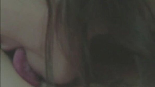 MILF ในชุดบิกินี่ของเธอเข้าร่วมกับการกระทำที่เป็นร่วมเพศ