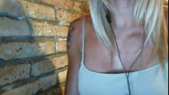 Freigeistige Hippie-Blondine umarmt interracial Sex