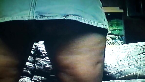 คู่รักแสนสวยกำลังสนุกสนานเซ็กซี่ในสระน้ำ