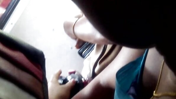 Blonder Schatz bereit für ein bisschen Liebe in der Küche