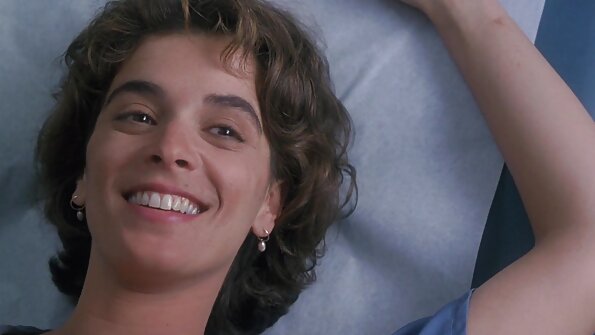 Getrimmte Muschi Hottie Eva Lovia wird von einem schüchternen Typen gefickt