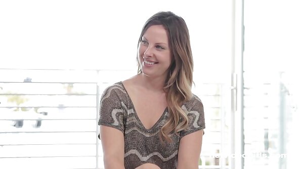 ทารกที่รักสนุกระยำในด้านหลังของรถดับเพลิง