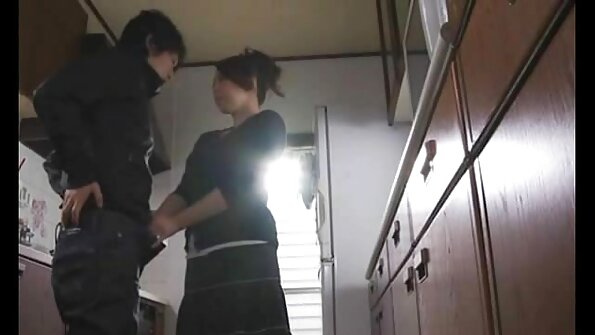 Katana Kombar wird in der Küche intensiv gefickt