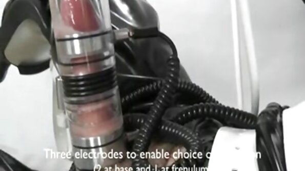 Schwarze Hure Sarah Bank trägt Fuchsohren beim Sex