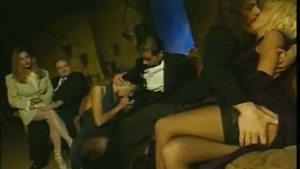 Unersättliche MILF mit großen Titten wird ausgefressen