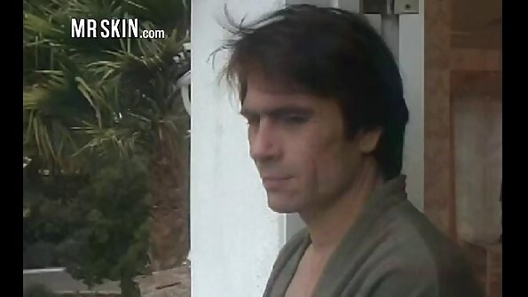 Zwei vollbusige Tussi Hündinnen ficken einen gut bestückten Hengst