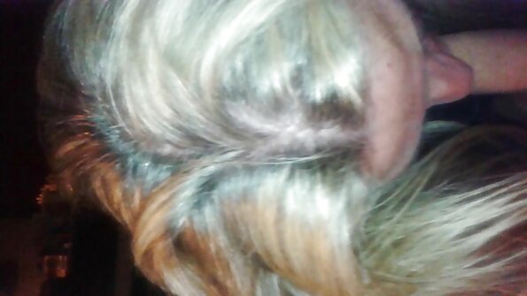 Mia และ Aidra Fox กำลังจูบและทานอาหารนอกบ้าน