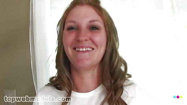 Rebecca สีบลอนด์ที่มีเสน่ห์ผ่อนคลายมากขึ้นกับหมอนวดของเธอ