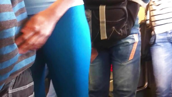 Rothaarige Sekretärin lutscht im Büro einen Schwanz