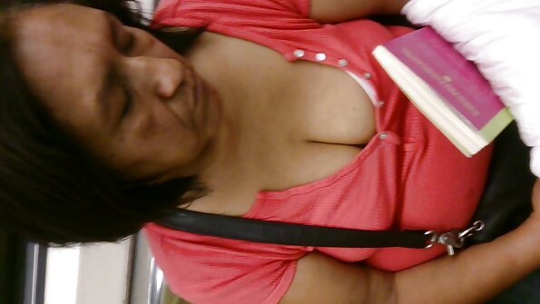 Die kurvige MILF Cherie Deville gibt einen verdammten Tittenjob