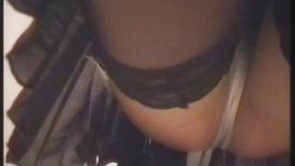 Brünette Hure Tori Black masturbiert in ihrem Zimmer