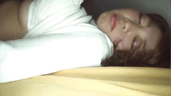 Süßes Babe in Dessous gibt und empfängt orales Vergnügen