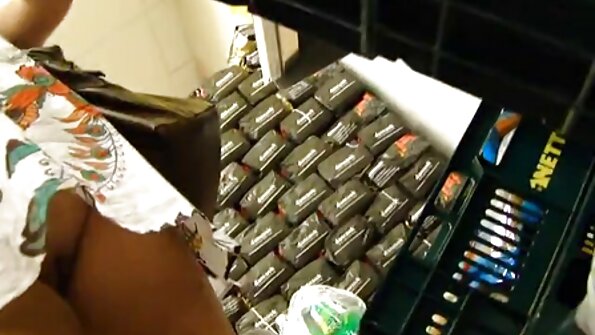 ผู้ที่ชื่นชอบการปั่นจักรยาน Kali Roses fucks พ่อเลี้ยงของเธอ