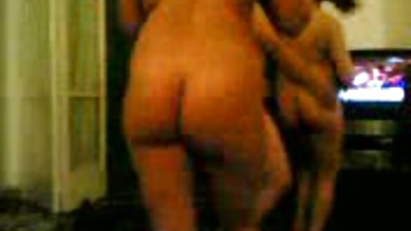 Atemberaubende Brünette wird von einem nerdigen Wissenschaftler gefickt