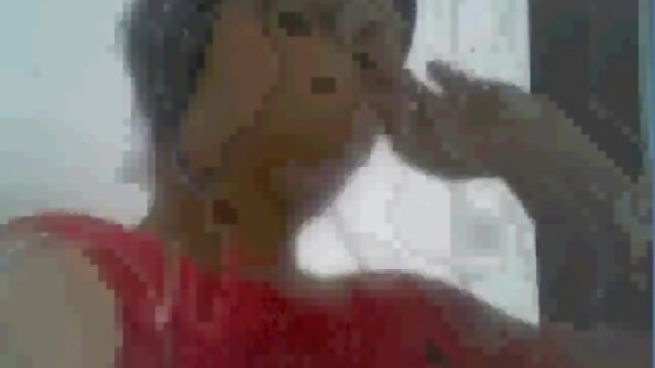 Schmutziges junges Mädchen lässt sich von einem reifen Kerl in den Arsch ficken