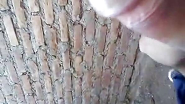 Rothaarige MILF Karlie Montana spielt mit einem dicken Schwanz