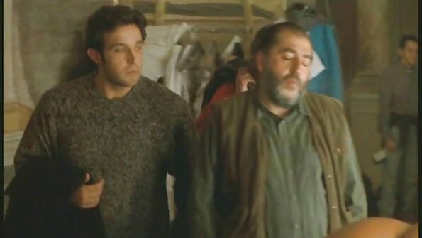 Dunkelhaarige MILF unterrichtet ihre brünette Stieftochter