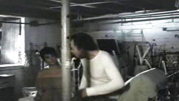 Vollbusige Lily von zwei Schwänzen bei einem Dreier total ruiniert