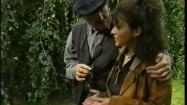 Elegante Lesben amüsieren sich gegenseitig über rasierte Fotzen