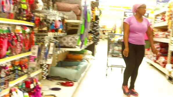 Die nuttige Sofi Ryan genießt Hardcore-Sex mit einem Fußfetischisten