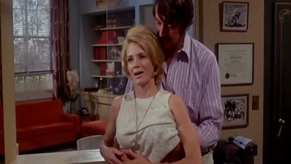 Heiße Brünette liebt den Schwanz eines geilen, glatten Kerls