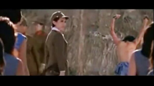 Wunderschöne Mama mit tollen Titten hat einen Dreier