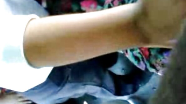 Zwei Rothaarige mit pfirsichfarbenen Fotzen essen auswärts