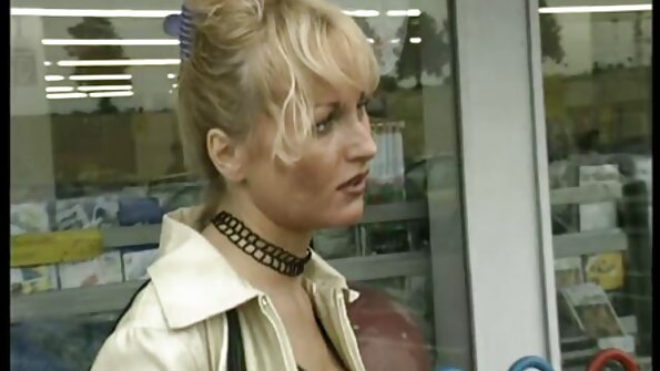 Die vollbusige Blondine Ashley Fires schockiert von seinem großen weißen Schwanz