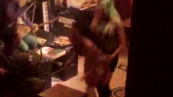 Blonde MILF Vinnie wird von zwei großen Schwänzen gebohrt