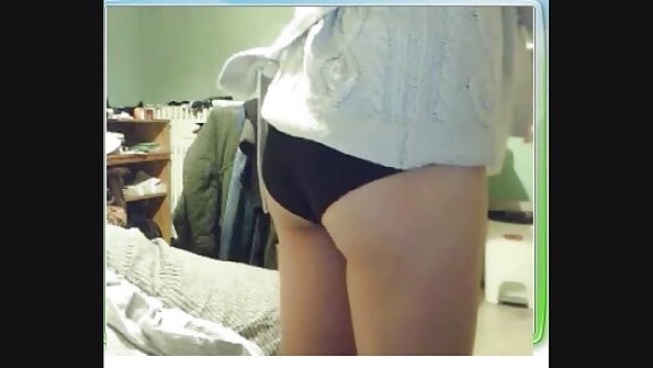 Die hübsche Kate England geht für einen Blowjob auf die Knie