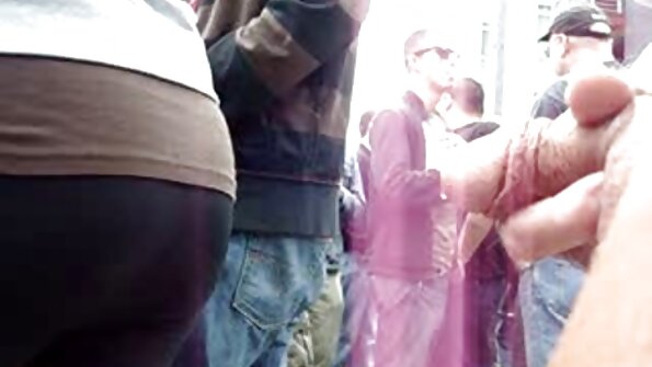 Cherie Deville จบลงด้วยสามทางสำหรับคริสต์มาส