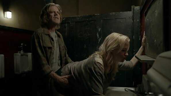 สีบลอนด์มันเยิ้ม MILF ได้รับระยำบนเตียงดอกกุหลาบ