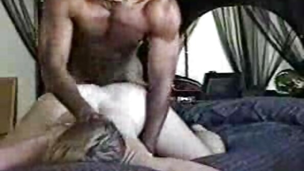 ไก่ดำใหญ่ใช้ทารกผมสีน้ำตาลสีขาวโดยสิ้นเชิง