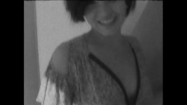 Die vollbusige MILF Courtney Cummz benutzt ihre öligen Titten für einen Tittenjob