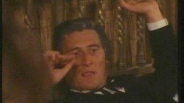 Brünette Lesben mit großen Stiefeln mit Strap-On