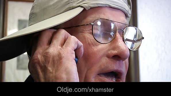 โสเภณีสีบลอนด์ Sarah และ Blair แบ่งปันไก่ขาว